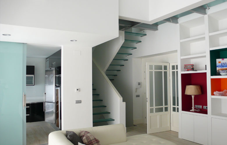 Escalera, suelo y cerramientos de cristal