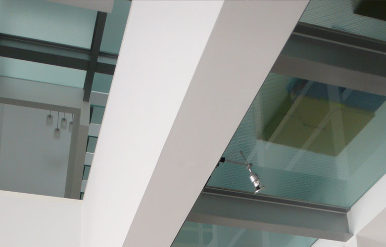 Escalera, suelo y cerramientos de cristal