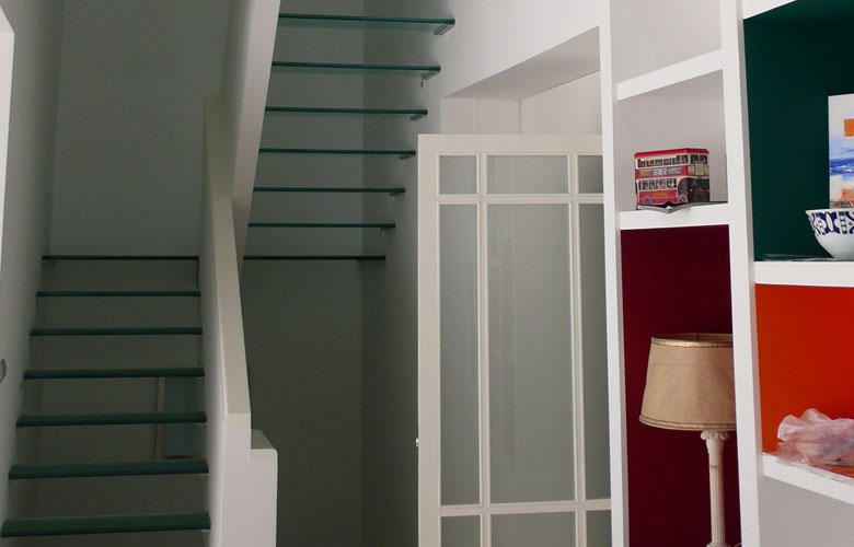 Escalera, suelo y cerramientos de cristal